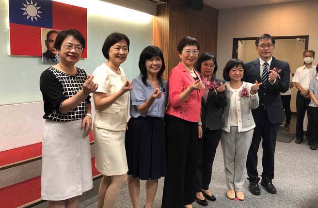 财政部长庄翠云(中)主持国税局长交接典礼。(图／吴静君摄)