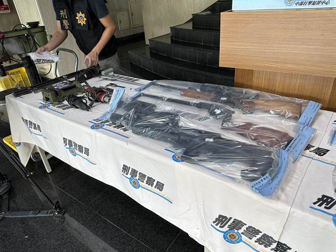 刑事局中打破获4处改造枪枝工厂，起出非制式改造枪支及子弹、改造工具等赃证物。(警方提供)