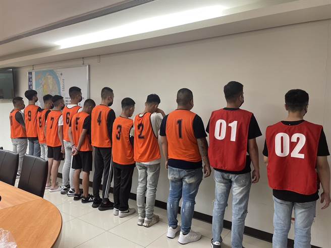 新北市五股區成泰路今凌晨驚現「12人棒球隊」砸車，造成3輛轎車播砸。(黃敬文翻攝)