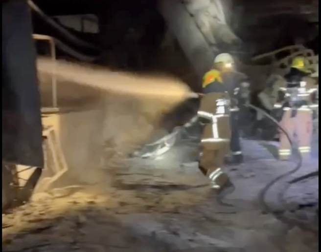 高雄楠梓科技產業園區壓克力工廠「塑美貝」14日發生大火，未料今（17）日凌晨1時許又發生火警，消防局人員到場撲滅火勢。（翻攝照片／林瑞益高雄傳真）