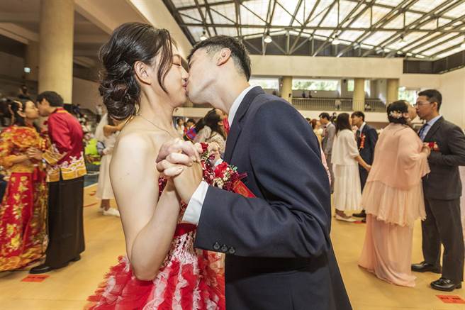 新竹縣民集團結婚去年在敏實科技大學志清樓舉辦，今年11月11日在同場地登場，限額36對，新人們心動不如馬上行動。（羅浚濱攝）