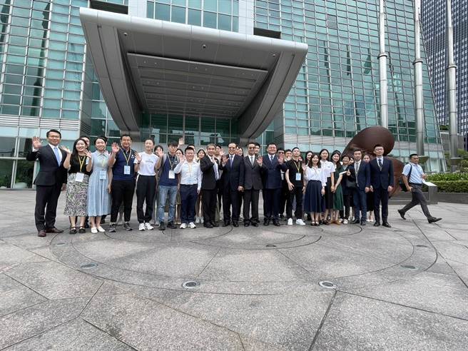 馬英九基金會邀請大陸5所大學、共37名師生來台訪問，17日上午參訪台北101大樓。（蔡佩珈攝）