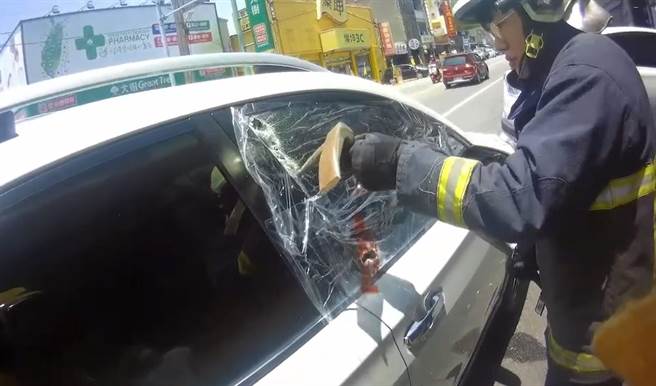 消防人員到場破窗救援。（民眾提供／李京昇苗栗傳真）