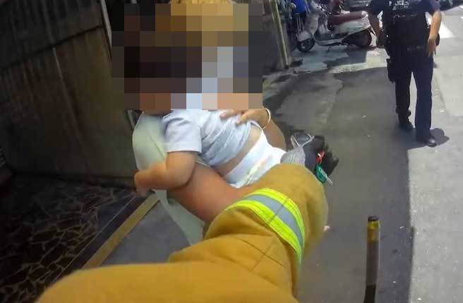 小男童被抱出來時嚎啕大哭。（民眾提供／李京昇苗栗傳真）