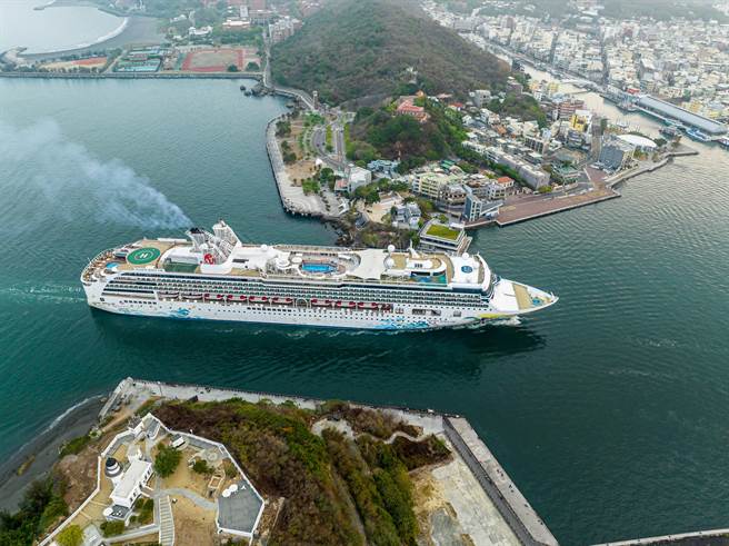 名胜世界壹号2023年靠泊高雄港，经营长达半年的双母港航线。（港务公司提供／陈佑诚台北传真）