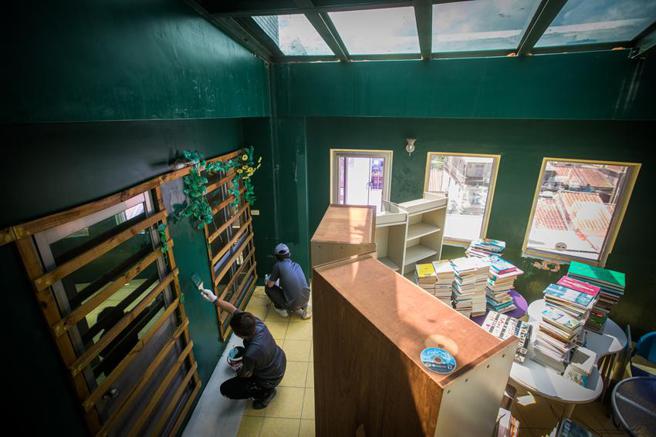 （新北市「约纳家园」建筑屋龄有屋顶、窗框、採光罩漏水的困扰，远雄文教公益基金会带领志工前往修缮。图∕业者提供）