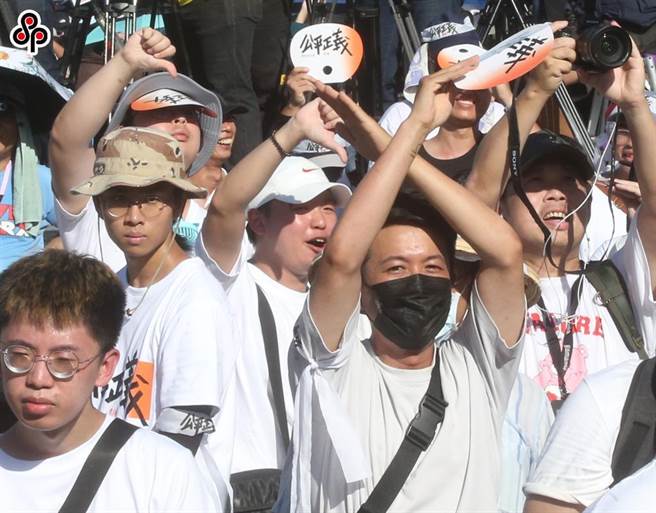 國民黨總統參選人侯友宜16日出席凱道「公平正義救台灣」活動，致詞台下不時有人比倒拇指及打X。(本報資料照)