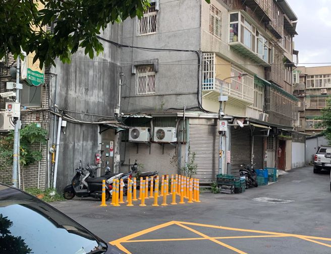 一名网友发现北市一处巷口突然出现大量防撞杆围成一个三角形，像玩跳棋一样，不懂是什么用意。(网友提供)