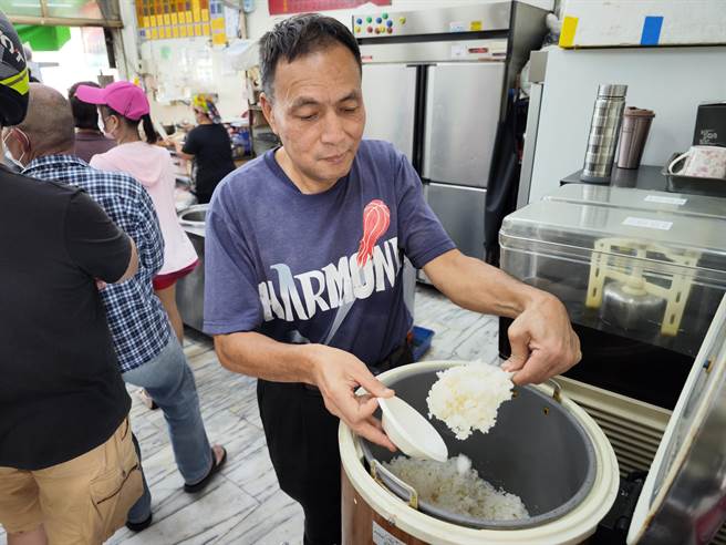 除了白饭之外，店内的汤、饮料、肉燥也都是免费供应，店内的辣椒也都是自己炒，更是老饕指定要吃的。（吴建辉摄）