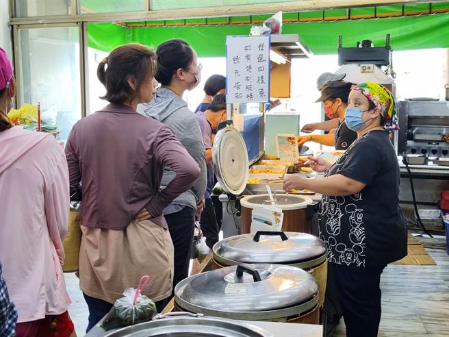 老板娘夏惠珍表示，附近都是学生族群，饭、汤、饮料都免费，时常有毕业好几年的学生回来吃饭，那种情感的交流是金钱买不到的。（吴建辉摄）