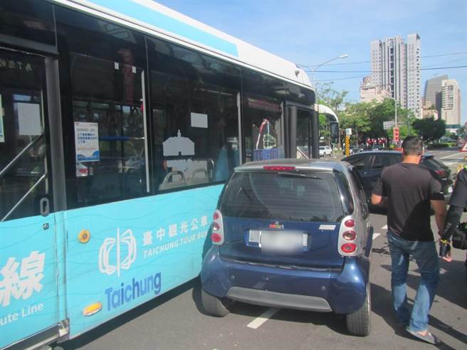 谢姓男子驾驶的小轿车疑因变换车道未注意，与张姓男子驾驶的公车发生擦撞。(民眾提供)