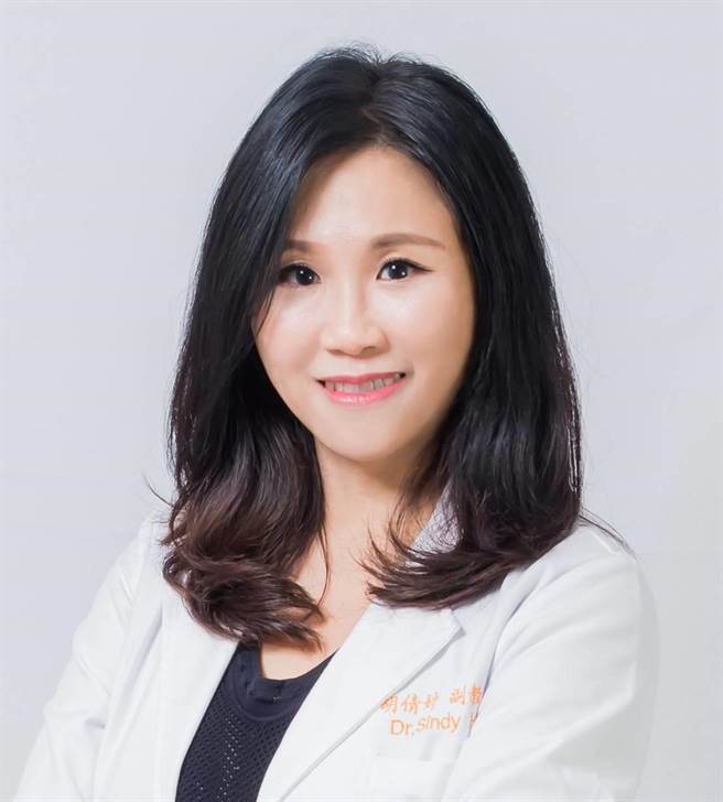 大里仁爱医院皮肤科医师胡倩婷17日表示，阳光的伤害是累积性，一旦伤害形成，皮肤斑点会随年纪浮出「台面」，唯有确实防晒才能拥有健康、无暇的肤质。（大里仁爱医院提供／潘虹恩台中传真）