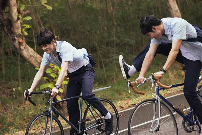 詹怀云（图右起）与邱以太饰演青春正盛的高中生，电影中一起骑脚踏车上学（华纳兄弟提供）