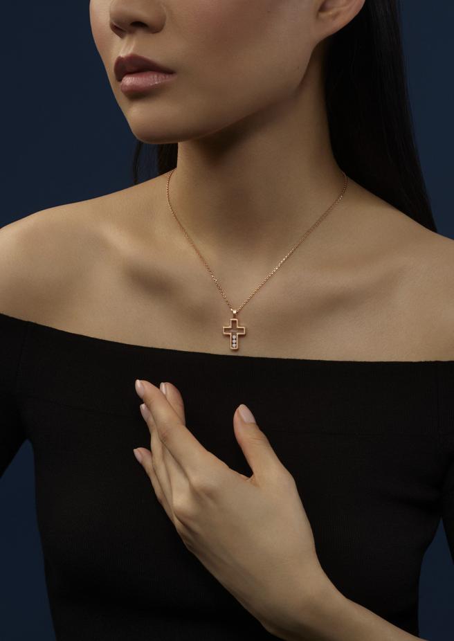 萧邦Happy Diamonds Cross系列新品，结合十字架符号与滑动钻石的时尚元素。（CHOPARD提供）