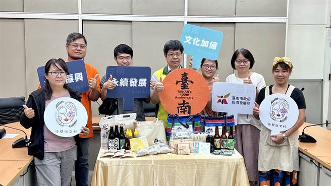 台南市政府经发局集结10个行政区的地方创生好物，推出「台南新古味」、「台南青合力」2款伴手礼包。（张毓翎摄）