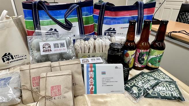 第2款「台南青合力」则包括后壁好物直贩所茄芷袋、甜玉轩纯粹果酱等好物。（张毓翎摄）