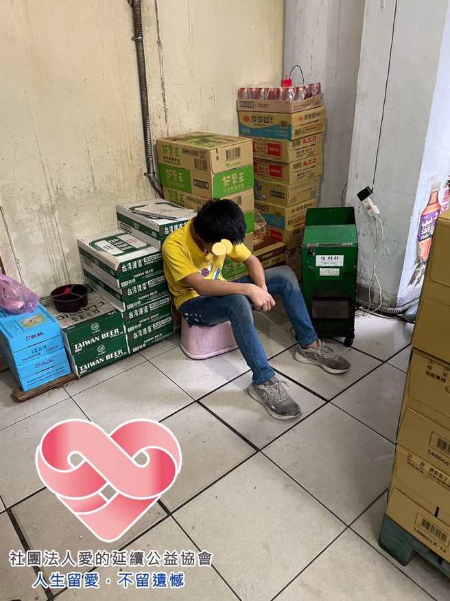 正值暑假期间，阿琴平日上班时，2个儿子则一起待在槟榔摊方便就近照顾。（图／财团法人爱的延续公益协会）