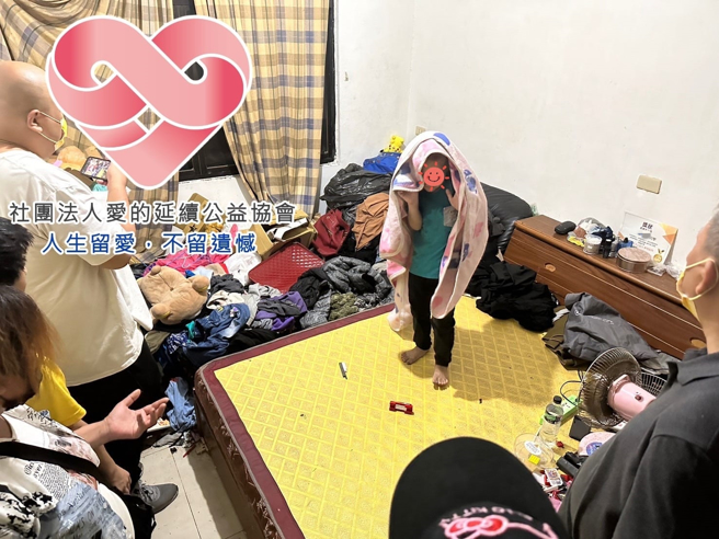 志工查访阿琴与儿子居住的2坪大小套房，发现堆满杂物，环境相当恶劣。（图／财团法人爱的延续公益协会）