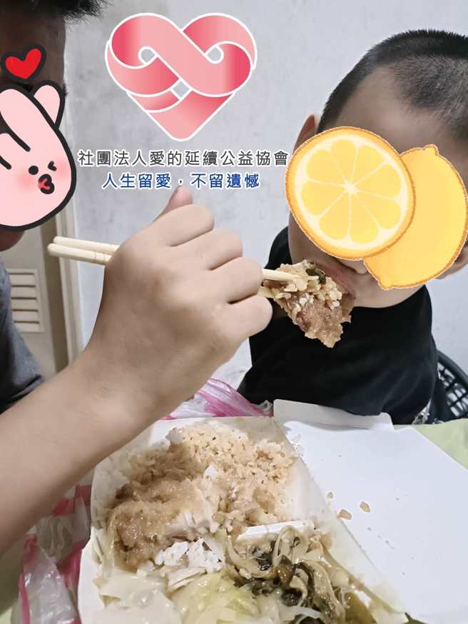 阿琴因收入不足，每月薪资收入总在缴纳房租与生活费中来回斟酌，3人共食一个便当填饱肚子成为日常。（图／财团法人爱的延续公益协会）