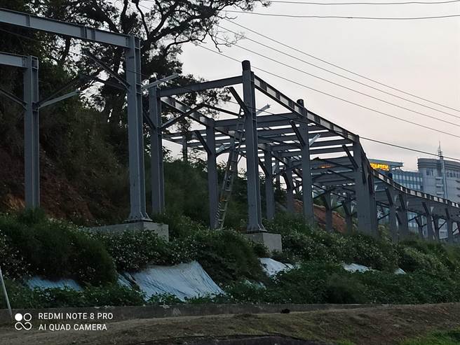 新竹市東區水利路46巷出現1條神祕空中軌道，引發網友熱議，市議員劉康彥解答說，那是自行車、行人兩用木棧道工程啦。（摘自臉書新竹大小事／陳育賢新竹傳真）