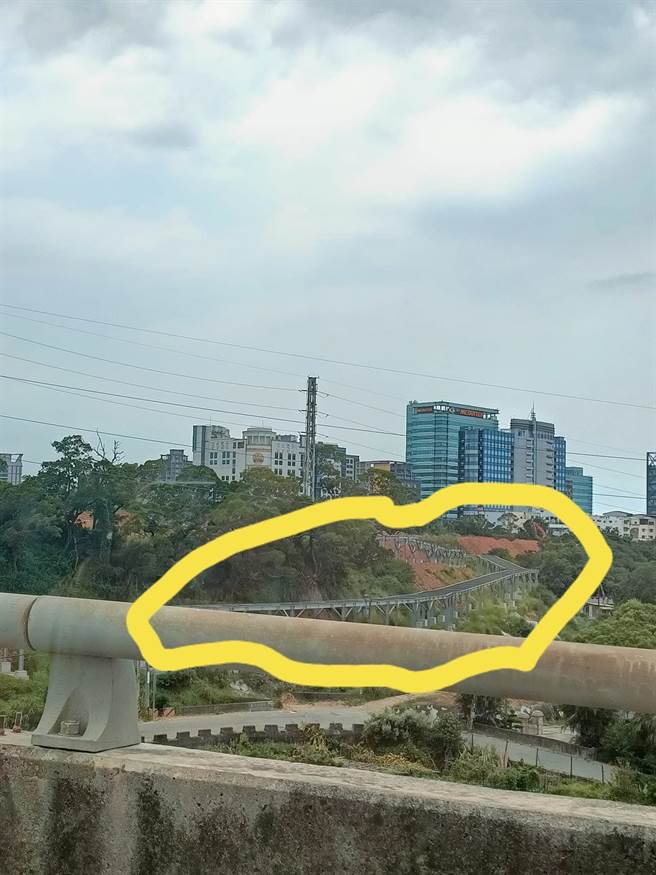 新竹市東區水利路46巷出現1條神祕空中軌道，引發網友熱議，市議員劉康彥解答說，那是自行車、行人兩用木棧道工程啦。（摘自臉書新竹大小事／陳育賢新竹傳真）