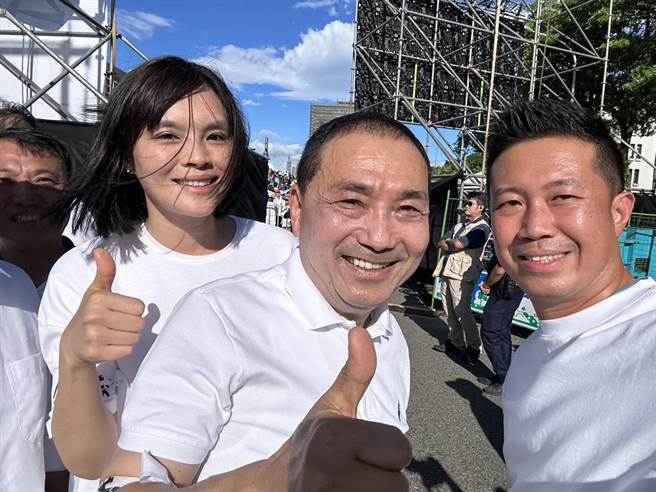 国民党左楠区立委参选人李眉蓁（左）提到，昨天和KK政线成员、凤山立委参选人锺易仲（右）一起北上力挺侯友宜（中），结果在舞台上陪着他被嘘，脸书发文也有反侯留言，甚至指责她不该挺侯。（柯宗纬翻摄）