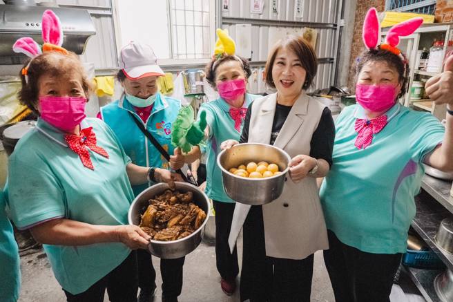 周春米（右二）今访问了位于盐埔乡的新二村社区关怀据点。（图 / 取自周春米脸书）