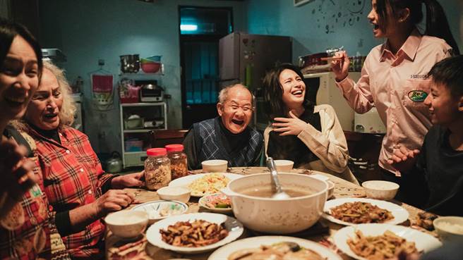 斩获金马奖、台北电影奖的奖项肯定，《哈勇家》作为「我最爱的台湾电影：剧情长片」票选活动的片单之一，刻划台湾原住民的生活与精神价值，同时也呈现本土选举文化的真实样貌。（华映娱乐提供）