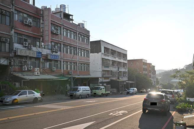 校方前学府路仍可见房屋招租广告。（李京升摄）