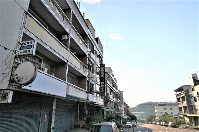 出租广告斑驳。（李京升摄）