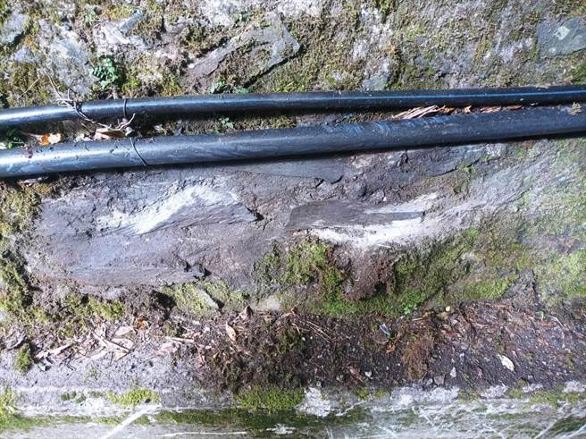 合欢山隧道口山壁上的擦撞痕。（警方提供／杨静茹南投传真）