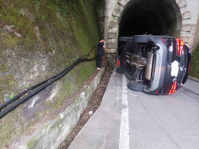 2名游客走完合欢溪步道后开车下山，在合欢山隧道口擦撞山壁失控侧翻，所幸车上两人有繫安全带没有受伤。（警方提供／杨静茹南投传真）