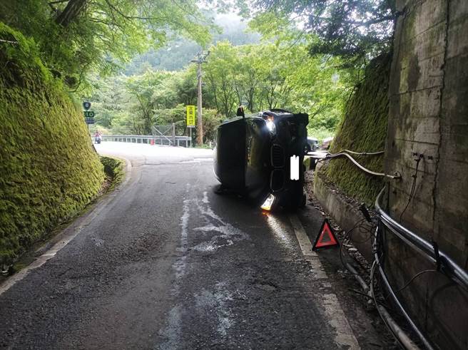 2名游客走完台湾绝美步道之称的合欢山溪步道疑精神不济，回程自撞翻覆。（警方提供／杨静茹南投传真）