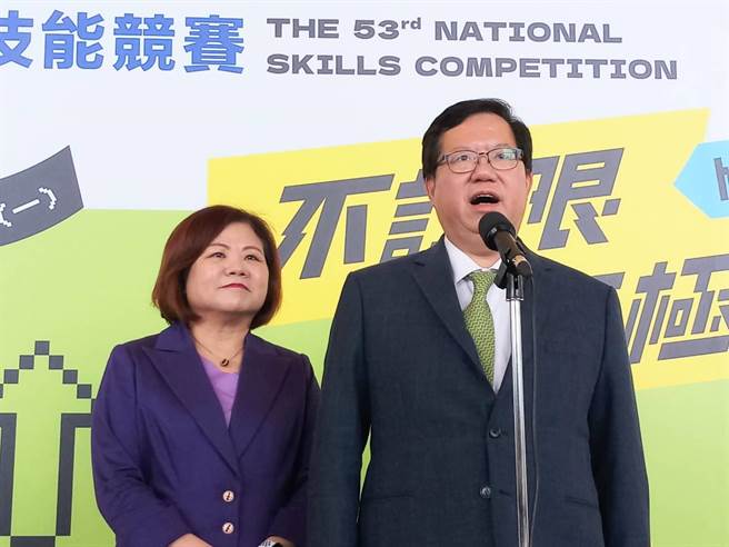 劳动部长许铭春（左）、行政院副院长郑文灿（右）。（劳动部提供／李柏澔台北传真）