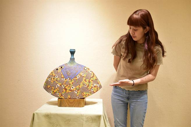 「鱼波盪漾－点陶系列」点陶法的纹样色彩及形制，流露传统中国的风格情调。（陈淑娥摄）