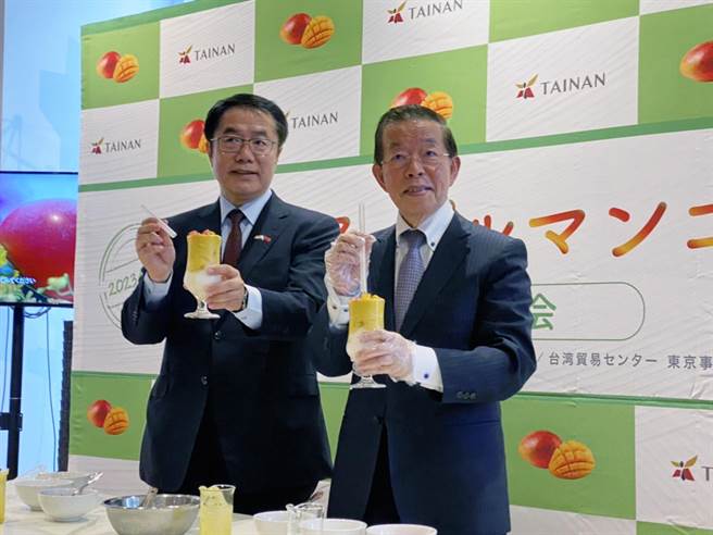 台南市长黄伟哲与驻日代表谢长廷示范以台南爱文芒果、红文旦作为主要基底的「杨枝甘露」饮品。（市府提供／洪荣志台南传真）