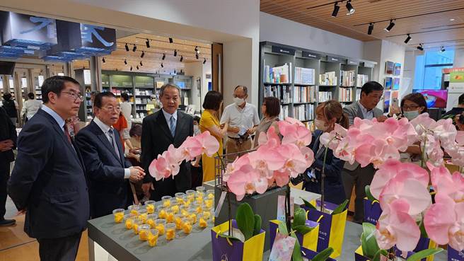 台南市长黄伟哲率农业局长李建裕等人前往日本行销台南爱文芒果的日本桥记者会现场。（市府提供／洪荣志台南传真）