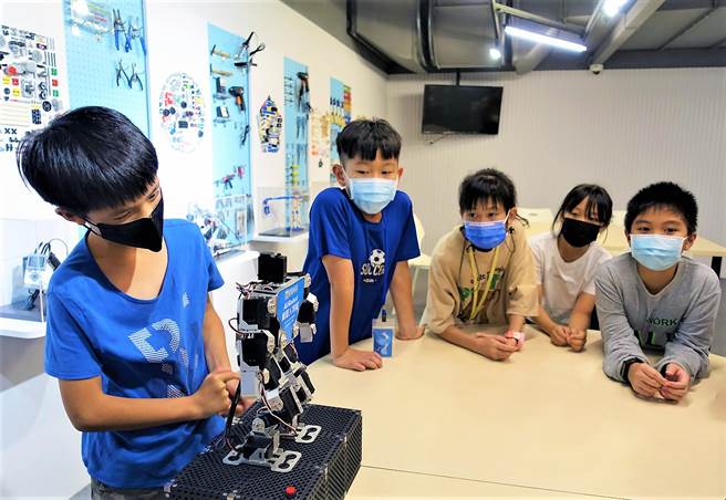 新北市青少年图书馆8月份推出「AI.Robot机器人特展」与「青少年元宇宙」阅读活动，带青少年认识最新科技趋势，还可以体验最热门的VR电竞游戏。（新北市立图书馆提供）