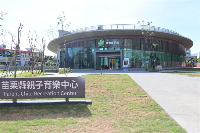 頭份市長羅雪珠宣布好消息，頭份親子館預計8月底完工。（頭份市公所提供／李京昇苗栗傳真）