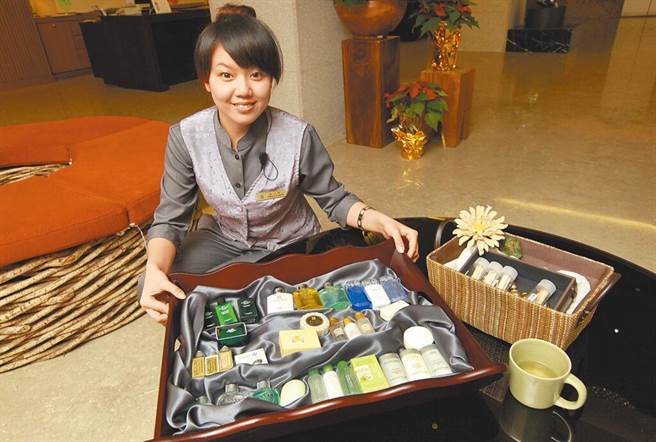 環保署今（17）日公告「一次用旅宿用品限制使用對象及實施方式」，2025年起，飯店旅館、民宿將全面實施「不主動提供消費者取用一次用旅宿用品」，包括洗髮乳、沐浴精、牙刷、牙膏、梳子等，民眾皆須自備，預估全台有1萬4500多家旅宿業受影響，每年可減少4.6億以上的小瓶裝旅宿用品用量。（本報系資料照）
