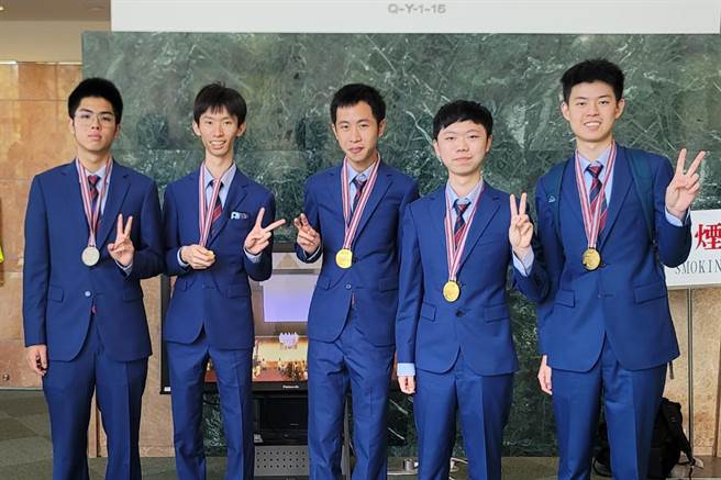 我国参加在日本举行的第53届国际物理奥林匹亚竞赛获得3金2银，5位选手左起建中徐子翔、台中一中陈朋葳、竹科实中张诚光、彰化精诚高中王兆国、建中张亚诚。（教育部提供／林志成台北传真）