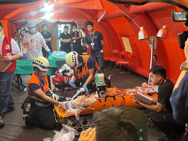 「第一届全国救护英雄高峰会」救护竞赛，台北市代表队自9支参赛队伍中脱颖而出，荣获特优的佳绩。（图／北市消防局提供）