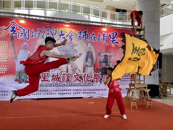 全国城隍大会师在埔里17日在南投县议会举行活动宣传记者会，精彩武术表演预告届时42所城隍庙特色阵头将齐聚埔里遶境。（杨静茹摄）