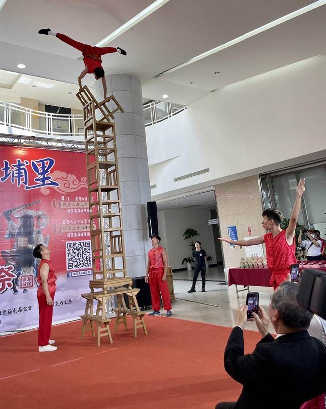 武术高手在「全国城隍大会师在埔里」活动宣传记者会上，带来精彩表演。（杨静茹摄）