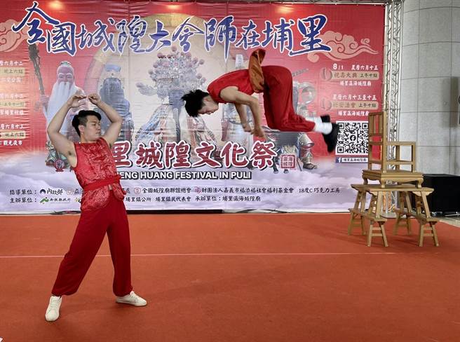武术高手的动作虎虎生风，让参加记者会来宾看得目不转睛、掌声不断。（杨静茹摄）