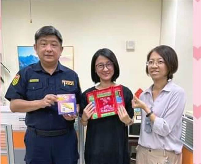 拥有资安专业的台南市警局前交通大队长周冠辉（左）于本月16日提前退休，转换跑道前往科技大厂出任资安部门处长。（摘自台南市交通警察大队脸书／洪荣志台南传真）