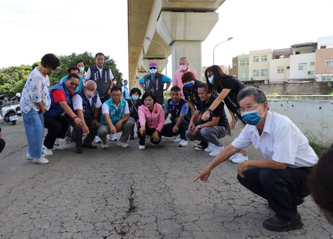 雲林縣土庫鎮高鐵橋下便道，因路面破損凹陷影響行車安全。（雲林縣政府提供／張朝欣雲林傳真）