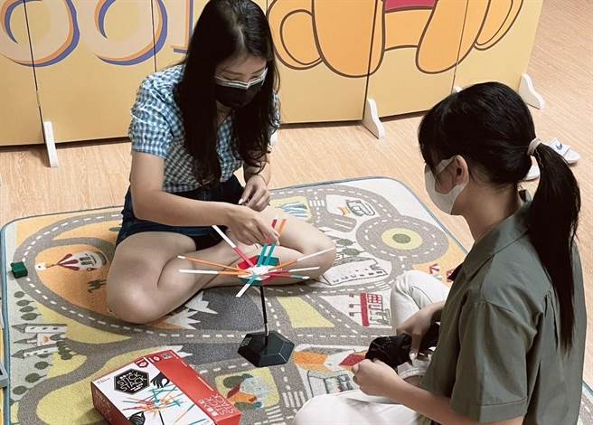 社工運用遊戲降低孩子的負向情緒與焦慮，嘗試讓孩子在遊戲中了解合作互助及危機時的情緒處理陪伴孩子走過離婚家庭的風暴期。（新北市社會局提供）