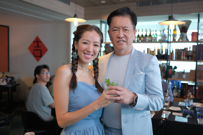 劉伊心（左）與老公林志隆感情甜蜜。（劉伊心提供）