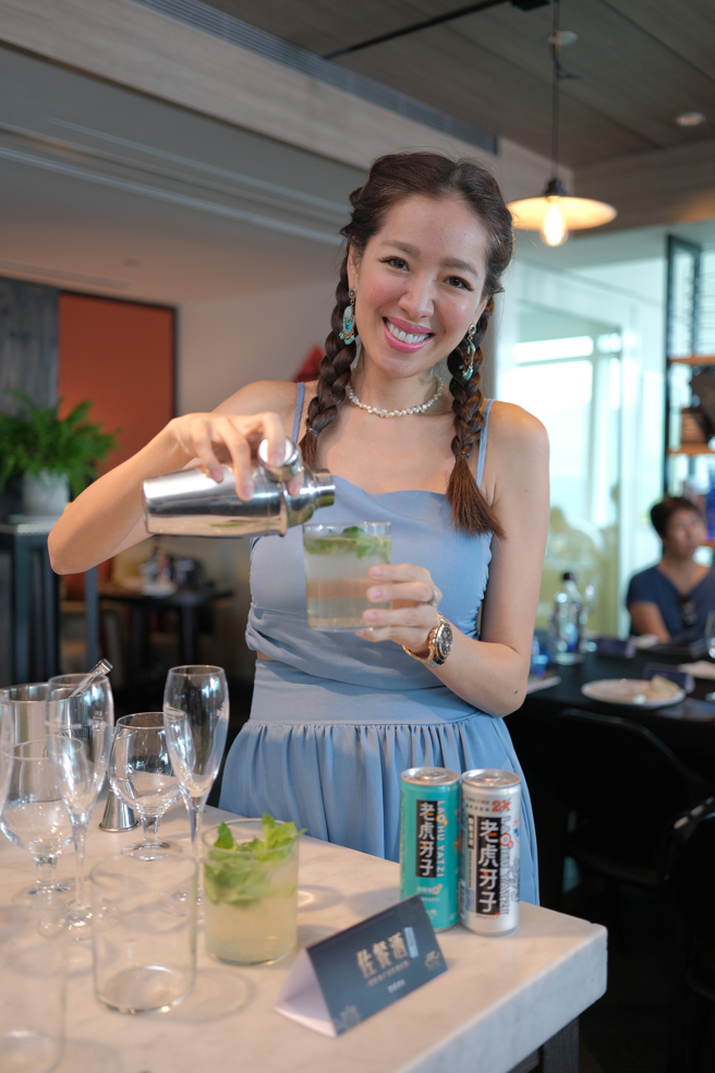 劉伊心穿藍色貼身長裙出席活動。（劉伊心提供）